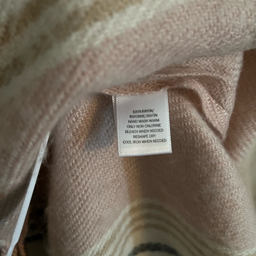 Loft Poncho - Picture 4 of 5